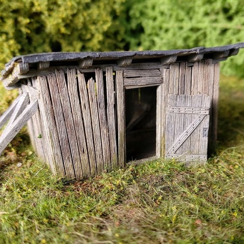 Zerfallener schuppen - zerfallener,